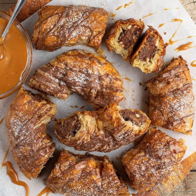 Άκης Πετρετζίκης: Στριφτή σοκολατόπιτα με καραμέλα