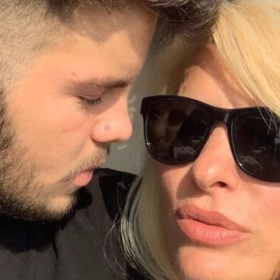 Ελένη Μενεγάκη: Βόλτα με τον γιο της στην Κηφισιά - Δείτε τις νέες φώτο