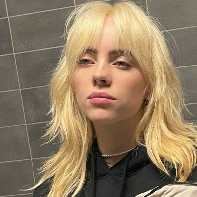 Το στυλ της Billie Eilish άλλαξε από τότε που έγινε ξανθιά