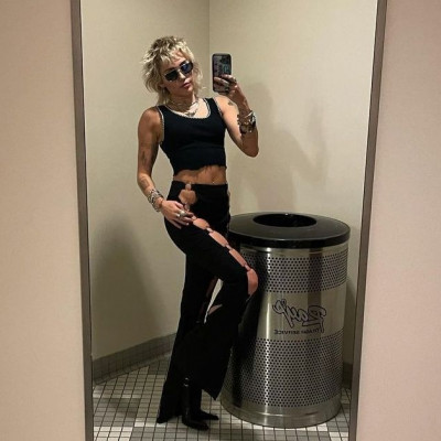 Η Miley Cyrus έκανε μία από τις πιο εικονικές της εμφανίσεις μέχρι σήμερα