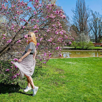 Η Μαρία Ηλιάκη ποζάρει με το στενό λευκό της φόρεμα και είναι πιο όμορφη από ποτέ (photos)