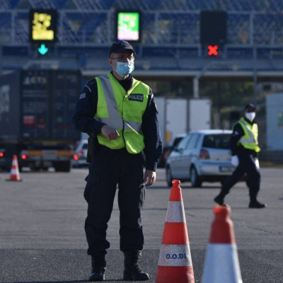 Πάσχα στο χωριό: Η «Βαβέλ» των λοιμωξιολόγων! Παίζουν την… κολοκυθιά με το άνοιγμα των μετακινήσεων