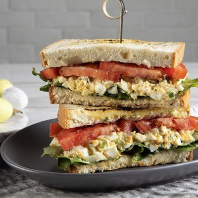 Άκης Πετρετζίκης: Σάντουιτς με αβγά