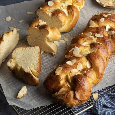 Άκης Πετρετζίκης: Τσουρέκι χωρίς γλουτένη