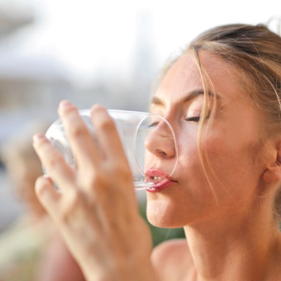 Φυσικώς ανθρακούχο φυσικό μεταλλικό νερό: Το κορυφαίο wellness trend της εποχής μας