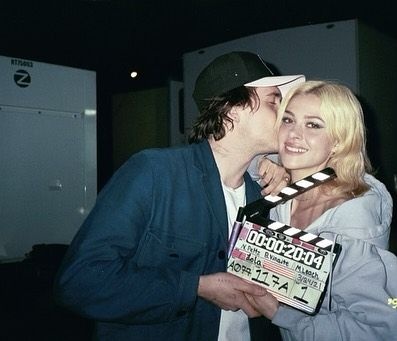 Nicola Peltz: Ο Brooklyn Beckham της έκανε δώρο το πιο τρελό μενταγιόν (pics+vid)