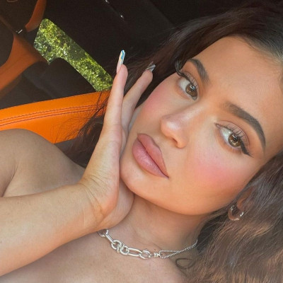 Η Kylie Jenner πόζαρε με μαγιό και πήρε 6 εκ. likes μέσα σε 10 ώρες