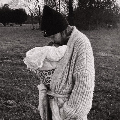 Gigi Hadid: Το υπέρογκο ποσό που πλήρωσε για το σύνολο της κόρη της (photo-vid)