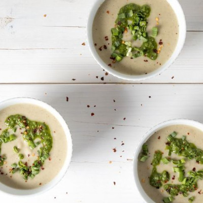 Άκης Πετρετζίκης: Vegan πατατόσουπα με κουνουπίδι