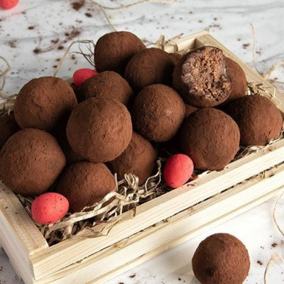 Άκης Πετρετζίκης: Τρουφάκια με πασχαλινά κουλουράκια