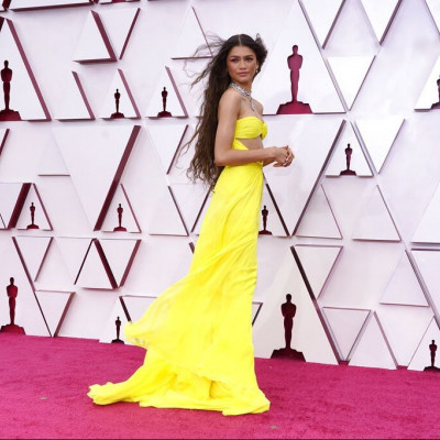 Oscars 2021: Η Zendaya φόρεσε ένα από τα μεγαλύτερα fashion trends