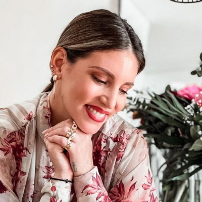 Οικονομάκου: Σε προχωρημένη εγκυμοσύνη φωτογραφίζει το υπέροχο σαλόνι της