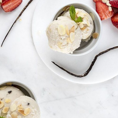 Άκης Πετρετζίκης: Vegan παγωτό βανίλια αμύγδαλο