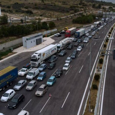 Το Πάσχα της... αναστροφής: «Μπλόκα» στα διόδια και ουρές χιλιομέτρων - Έλεγχοι σε λιμάνια και ΚΤΕΛ