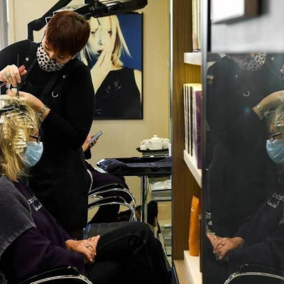 Κομμωτήρια: Ανοιχτά και την Κυριακή 9 Μαΐου - Τι SMS στέλνουμε