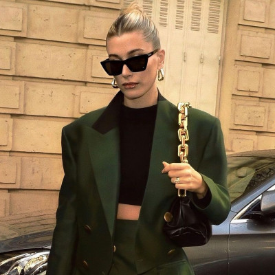 Το skirt suit είναι το trend που θα σου δώσει κομψότητα στις βόλτες σου