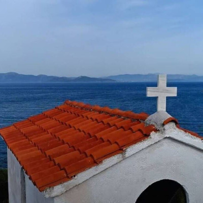 Βίντεο: Πάσχα στην Αττική, σε ένα εκκλησάκι δίπλα στο κύμα