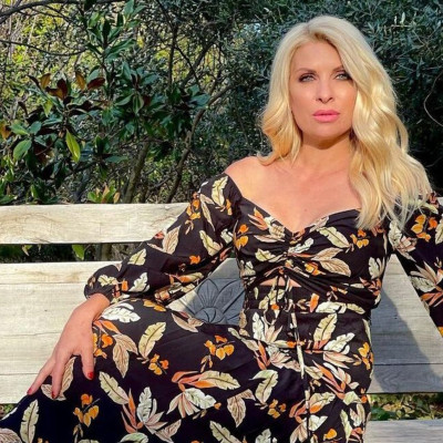 Πάσχα 2021: Ελένη Μενεγάκη: Σουβλίζει αρνί στον κήπο της και μας εύχεται Χρόνια Πολλά!