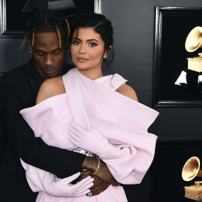 Kylie Jenner: Οι νέες φωτογραφίες της Stormi με τον Travis Scott για τα γενέθλια του ράπερ