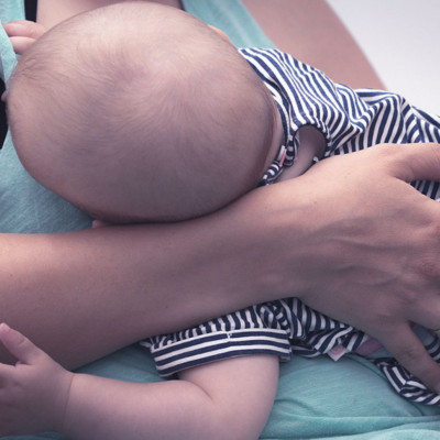 Μπορώ να θηλάζω ενώ είμαι έγκυος;