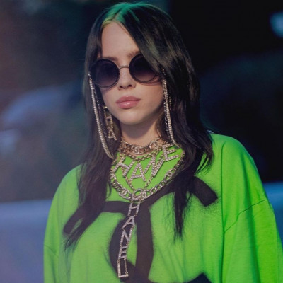 Η Billie Eilish αγαπούσε τη logomania πολύ πριν γίνει τάση