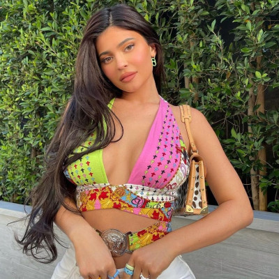 Wow! Η Kylie Jenner δείχνει εντελώς διαφορετική με αφέλειες