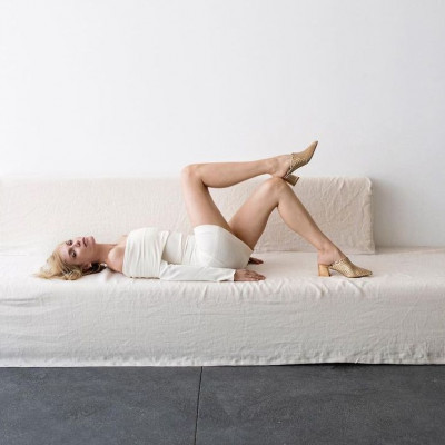 Βίκυ Καγιά: Κούκλα και ανέμελη στην παραλία με το φανταστικό μαγιό της (video)