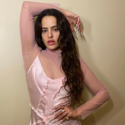 10 χτενίσματα της Rosalía που πρέπει να δοκιμάσεις ASAP