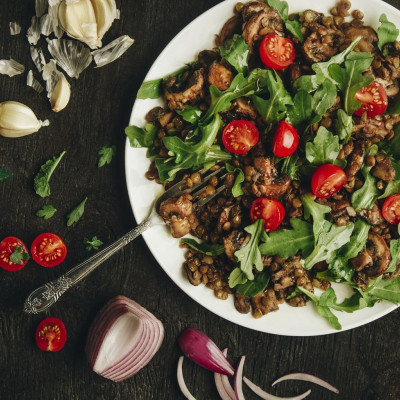 Οι χορταστικές vegan σαλάτες που θα σε γεμίζουν ενέργεια