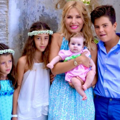 Ελένη Μενεγάκη: Δείτε αδημοσίευτες φώτο με αφορμή τη γιορτή της Μητέρας