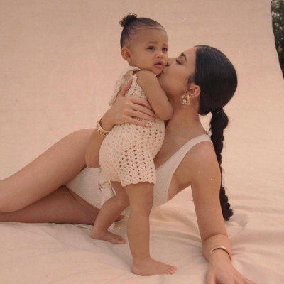 Kylie Jenner και Stormi φορούν ίδια ρούχα και είναι ό,τι πιο cute θα δεις