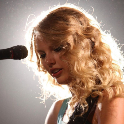 Taylor Swift: Είναι η πρώτη γυναίκα που κρατά αυτό το βραβείο στα χέρια της