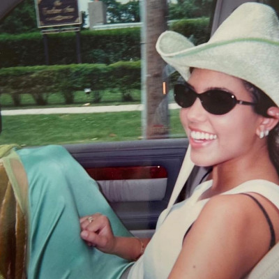 Αγνώριστη η διάσημη influencer σε νέες throwback φωτογραφίες (photos)