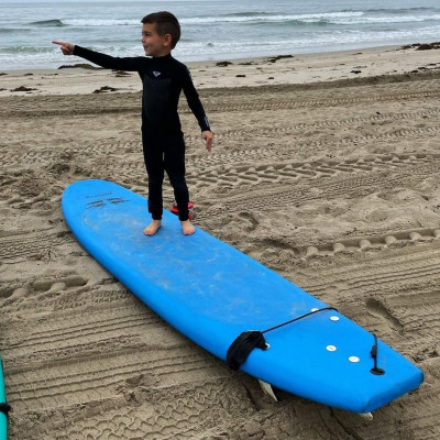 Ο γιος της Kourtney Kardashian παραδίδει μαθήματα στυλ-και surf- και είναι μόλις 6 ετών(pic+vid)