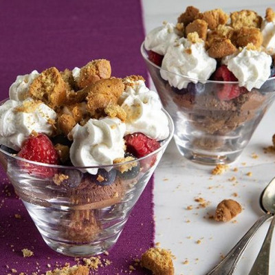 Άκης Πετρετζίκης:Trifle με πασχαλινά κουλουράκια