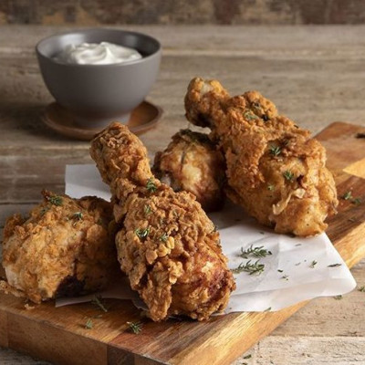 Άκης Πετρετζίκης: American fried chicken