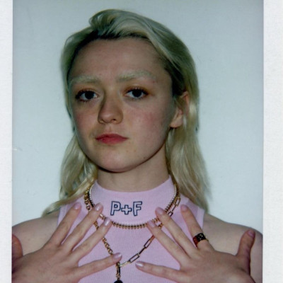 Η Maisie Williams έβαψε τα φρύδια της και είναι πραγματικά αγνώριστη