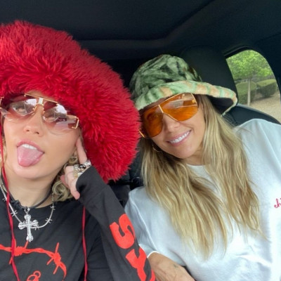 Miley Cyrus: Έκανε το ωραιότερο δώρο στη μαμά της που έχει γενέθλια (photos)