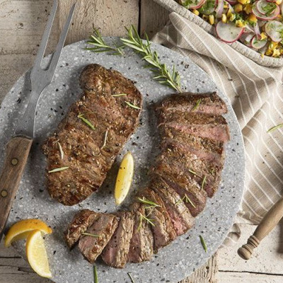 Άκης Πετρετζίκης: Μοσχαρίσια κόντρα με σαλάτα ραπανάκι