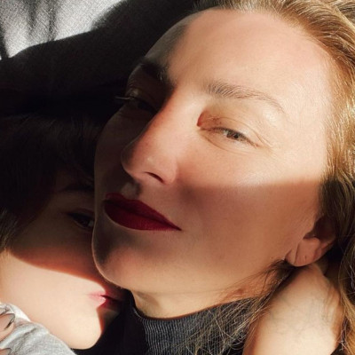 Ρούλα Ρέβη: Τι είναι οι «μαμαδομπουκιές» που της αρέσει να δίνει στα δίδυμα