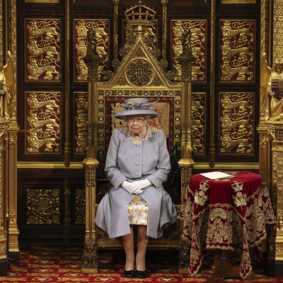 H μελαγχολική ιστορία πίσω από το floral φόρεμα της βασίλισσας Ελισάβετ