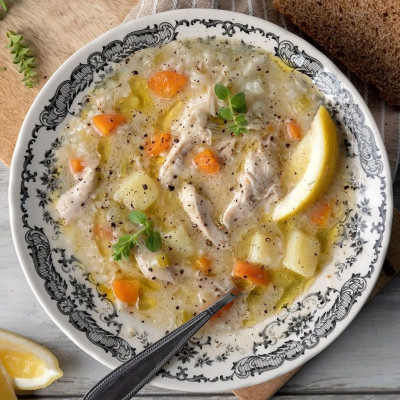 Άκης Πετρετζίκης:  Κοτόσουπα στη χύτρα ταχύτητας