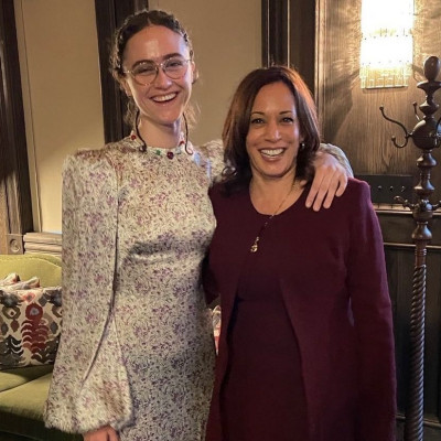 Η Ella Emhoff αποφοίτησε από το κολέγιο και ήταν πιο κομψή από ποτέ