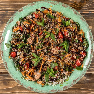 Άκης Πετρετζίκης: Σαλάτα με φακές, τόνο και ρύζι