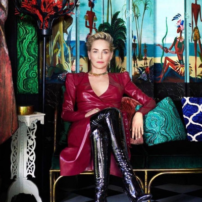 H Sharon Stone πιο sexy από ποτέ, με στενό midi φόρεμα και σγουρό κοντό μαλλί