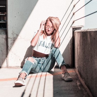 DIY: Πώς θα μετατρέψεις το παλιό σου T-shirt στο crop top του καλοκαιριού