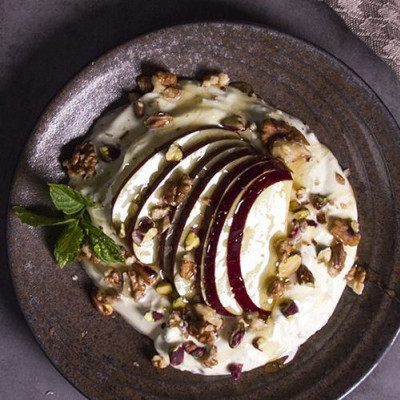 Άκης Πετρετζίκης: Γιαούρτι με μήλα, μπαχαρικά και μέλι