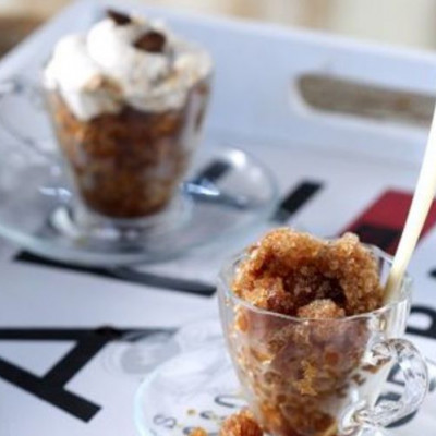 Άκης Πετρετζίκης: Γρανίτα καφέ