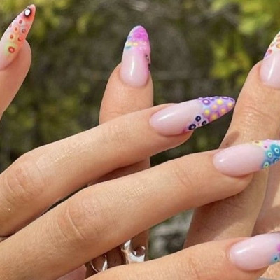 Η Kylie Jenner απογείωσε την τάση του χρωματιστού γαλλικού μανικιούρ