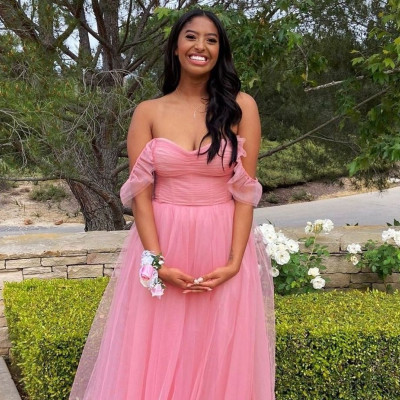 Η Natalia Bryant ποζάρει με το ωραιότερο φόρεμα ever στην αποφοίτησή της